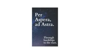 Nocne niebo z napisem "Per Aspera, ad Astra. Through hardships to the stars." – droga przez trudy do gwiazd.
