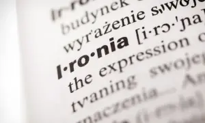Słownikowa definicja słowa "ironia" z podaną wymową i angielskim tłumaczeniem. Tren 9 interpretacja.