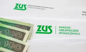 Symbol ZUS i banknoty 100 zł. Gdzie znaleźć numer świadczenia ZUS? Na dokumentach z ZUS.