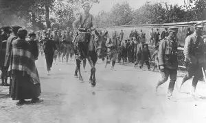 Koniec marszu. Ułani i piechota z Legionów Polskich wkraczają do miasta.