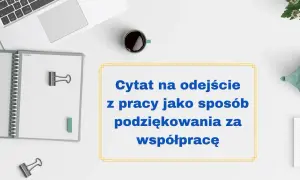 Mądre cytaty na pożegnanie z pracy to sposób na podziękowanie za współpracę. Biurko z laptopem, kawą i notatnikiem.
