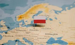 Flaga Polski na mapie Europy, symbolizująca jedność kraju, która w historii doświadczyła okresu rozbicia dzielnicowego.