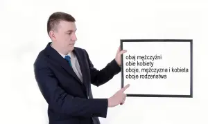 Mężczyzna w garniturze wskazuje na tablicę z napisami: "obaj mężczyźni", "obie kobiety", "oboje, mężczyzna i kobieta", "oboje rodzeństwa".
