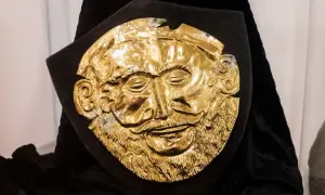 Złota maska Agamemnona, jak z "Jan Parandowski Mitologia część 1 Grecja", na czarnym tle.