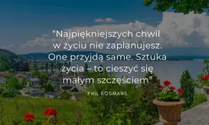 Piękny krajobraz z jeziorem i miasteczkiem. Złote myśli Phila Bosmansa przypominają, by cieszyć się małymi szczęściami.