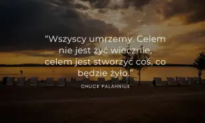 Aforyzm Chucka Palahniuka na tle zachodzącego słońca nad jeziorem. "Celem jest stworzyć coś, co będzie żyło.