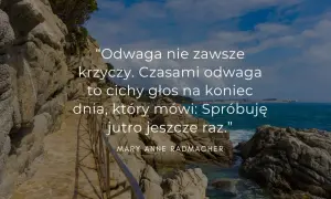 Kamienista ścieżka nad morzem, z cytatem o odwadze i marzeniach: "Odwaga nie zawsze krzyczy... Spróbuję jutro jeszcze raz.