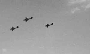 Trzy samoloty Luftwaffe w formacji lecące na tle nieba.