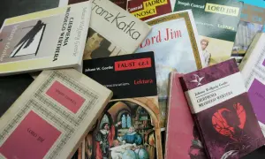 Stos książek: "Proces" Kafki, "Cierpienia młodego Wertera" Goethego, "Lord Jim" Conrada. To idealny plan wydarzeń dla miłośnika literatury.
