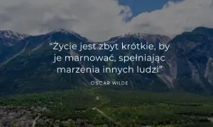 Góry i miasteczko pod nimi. Cytaty o życiu pozytywne Oscara Wilde'a przypominają, by żyć własnym życiem.