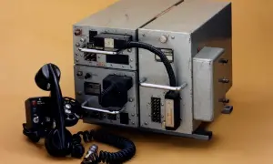 Pierwszy telefon komórkowy, masywny sprzęt z lat 60. XX wieku, z charakterystyczną słuchawką i tarczą numerową.