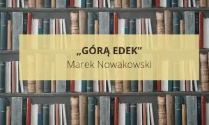 Na półkach stoją książki, a na środku żółty prostokąt z napisem „GÓRĄ EDEK” i nazwiskiem Marek Nowakowski.