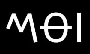 Białe litery M, Θ, I na czarnym tle. Czy to "moi" czy "moji"?