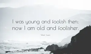 Mark Twain o sobie: "Byłem młody i głupi wtedy; teraz jestem stary i głupszy." Na tle mglistych gór i wzburzonego morza.