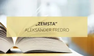 Otwarta księga z napisem "Zemsta" Aleksandra Fredry. Bohaterowie tej komedii są gotowi na wszystko, by osiągnąć swój cel.