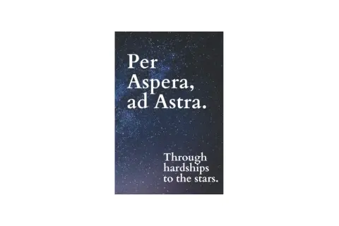 Nocne niebo z napisem "Per Aspera, ad Astra. Through hardships to the stars." – droga przez trudy do gwiazd.