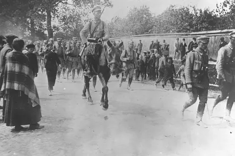 Koniec marszu. Ułani i piechota z Legionów Polskich wkraczają do miasta.