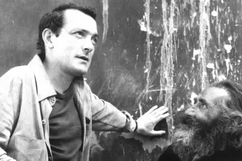 Konrad Swinarski i jego dziady, wpatrzeni w tajemniczą ścianę.