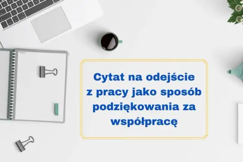 Mądre cytaty na pożegnanie z pracy to sposób na podziękowanie za współpracę. Biurko z laptopem, kawą i notatnikiem.