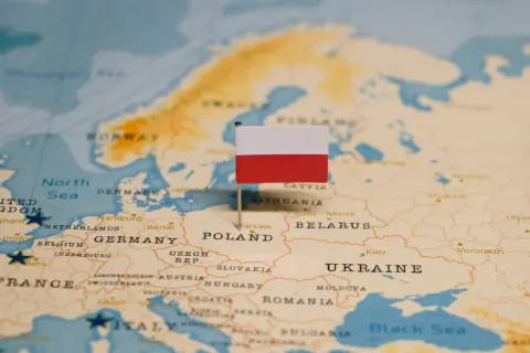 Flaga Polski na mapie Europy, symbolizująca jedność kraju, która w historii doświadczyła okresu rozbicia dzielnicowego.