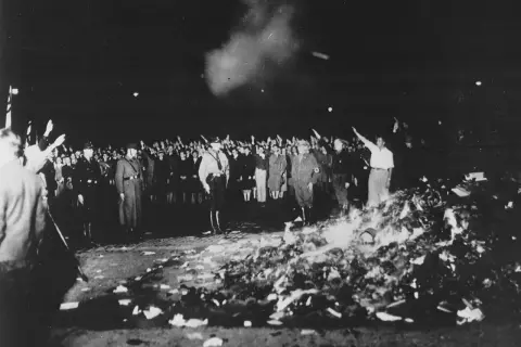 Nocne palenie książek przez zwolenników idei "czystej rasy aryjskiej".