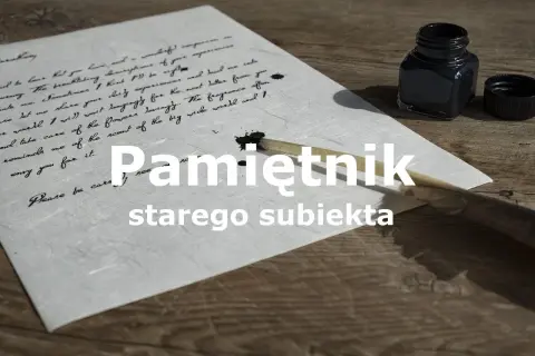 Pamiętnik starego subiekta. Pióro zanurzone w kałamarzu, list na papierze, jakby pisany wieki temu.