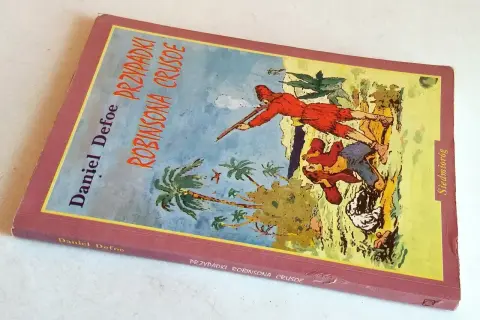 Okładka "Przygód Robinsona Crusoe" Daniela Defoe. Na ilustracji widzimy postacie na tropikalnej wyspie, gdzie jeden z bohaterów, niczym piętaszek, walczy o przetrwanie.