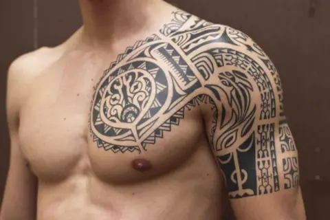 Tatuaż polinezyjski znaczenie symboli: odkryj głębię ich duchowości