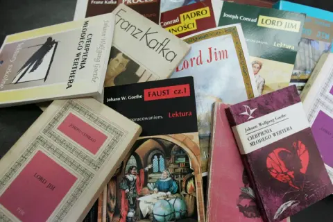 Stos książek: "Proces" Kafki, "Cierpienia młodego Wertera" Goethego, "Lord Jim" Conrada. To idealny plan wydarzeń dla miłośnika literatury.