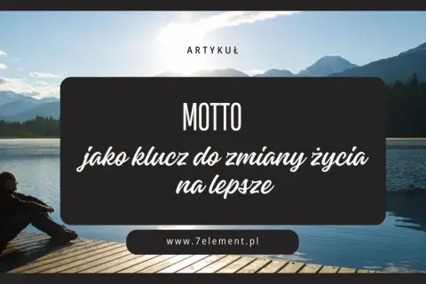 Motto jako klucz do zmiany życia na lepsze. Mężczyzna siedzi na pomoście nad jeziorem, patrząc na góry.