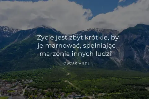 Góry i miasteczko pod nimi. Cytaty o życiu pozytywne Oscara Wilde'a przypominają, by żyć własnym życiem.