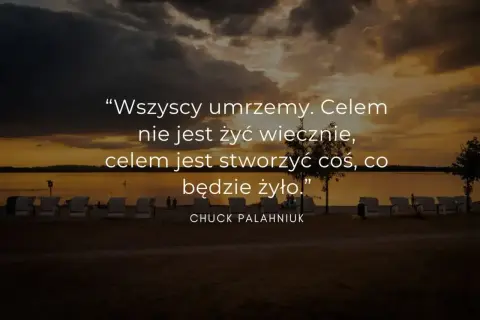 Zachód słońca nad jeziorem, z leżakami na plaży. Cytat Chucka Palahniuka, jeden z jego aforyzmów, przypomina o celu życia.