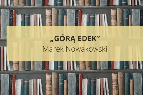 Na półkach stoją książki, a na środku żółty prostokąt z napisem „GÓRĄ EDEK” i nazwiskiem Marek Nowakowski.