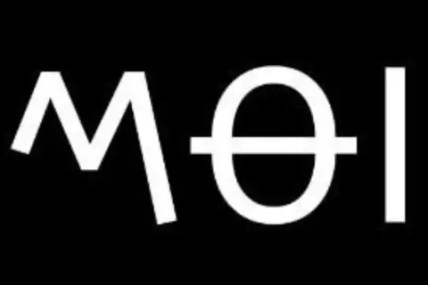 Białe litery M, Θ, I na czarnym tle. Czy to "moi" czy "moji"?