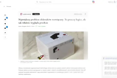 Białe pudełko z czarnymi naklejkami, jakby z logo kota, z kablami. Artykuł o przełomie w elektryce.
