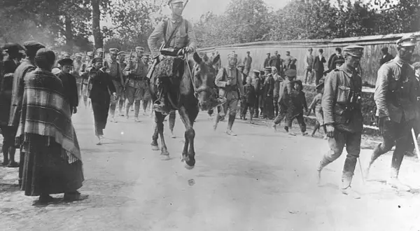 Koniec marszu. Ułani i piechota z Legionów Polskich wkraczają do miasta.