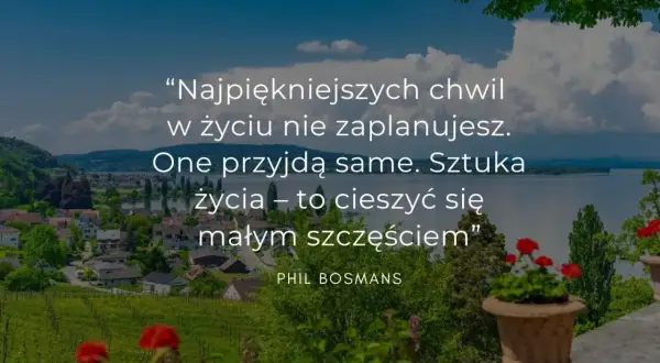 Piękny krajobraz z jeziorem i miasteczkiem, na którym widnieją mądre cytaty krótkie o cieszeniu się małymi szczęściami.