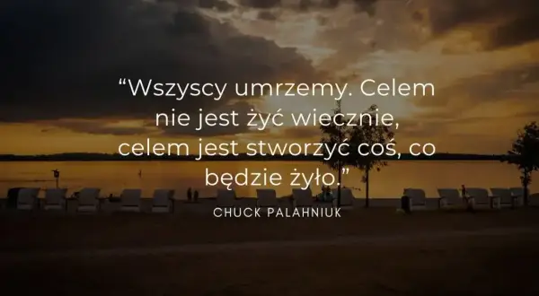 Zachód słońca nad jeziorem, na plaży leżaki. Sentencja: "Celem nie jest żyć wiecznie, celem jest stworzyć coś, co będzie żyło.
