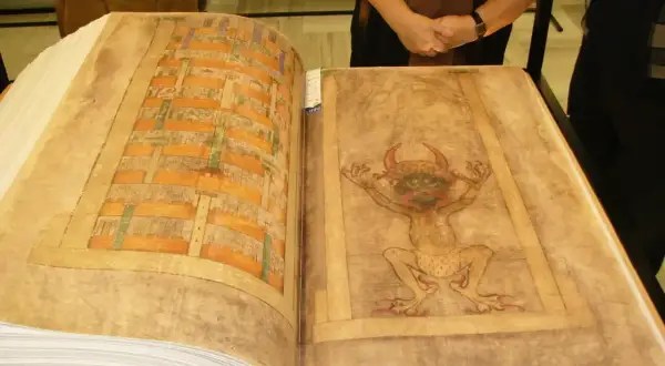 Otwarta księga z ilustracjami: po lewej geometryczny wzór, po prawej demon. Uniwersalizm średniowiecznych manuskryptów.