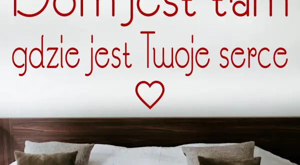 Dom jest tam, gdzie jest Twoje serce. Romantyczny cytat na ścianie nad łóżkiem z poduszkami.