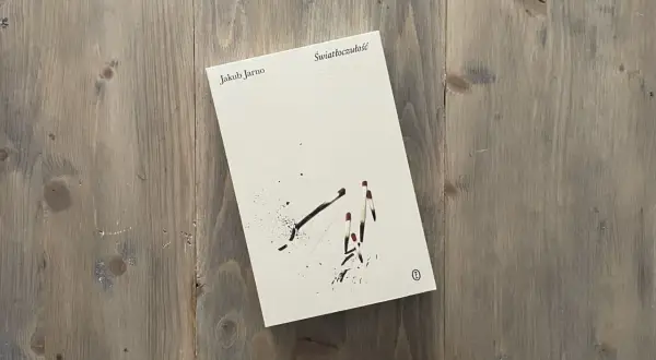 Okładka książki "Światłoczułość" Jakuba Jarno. Na białym tle, stylizowana grafika zapałek, jakby symbolizująca jutrzenkę.