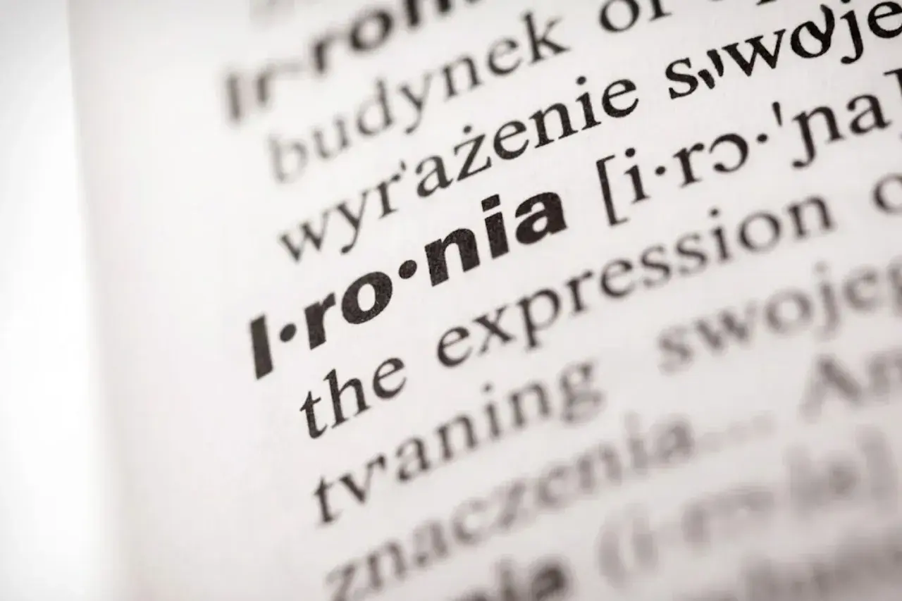 Słownikowa definicja słowa "ironia" z podaną wymową i angielskim tłumaczeniem. Tren 9 interpretacja.
