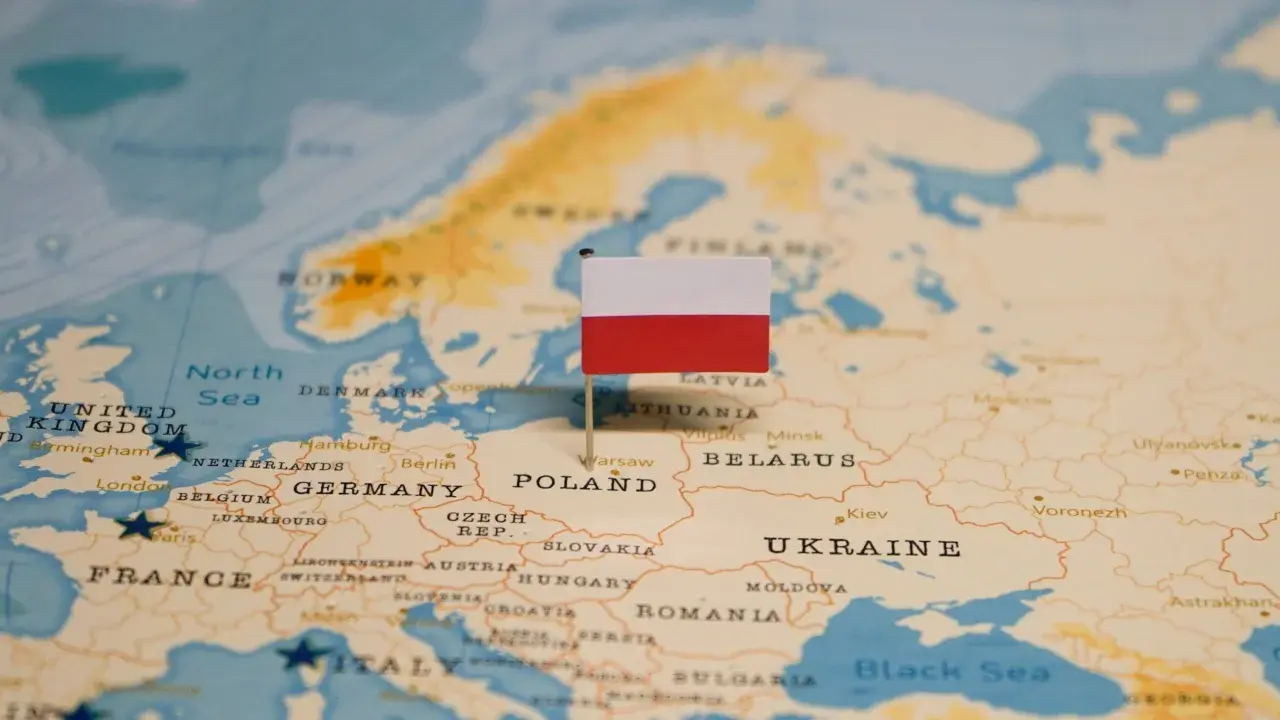 Flaga Polski na mapie Europy, symbolizująca jedność kraju, która w historii doświadczyła okresu rozbicia dzielnicowego.
