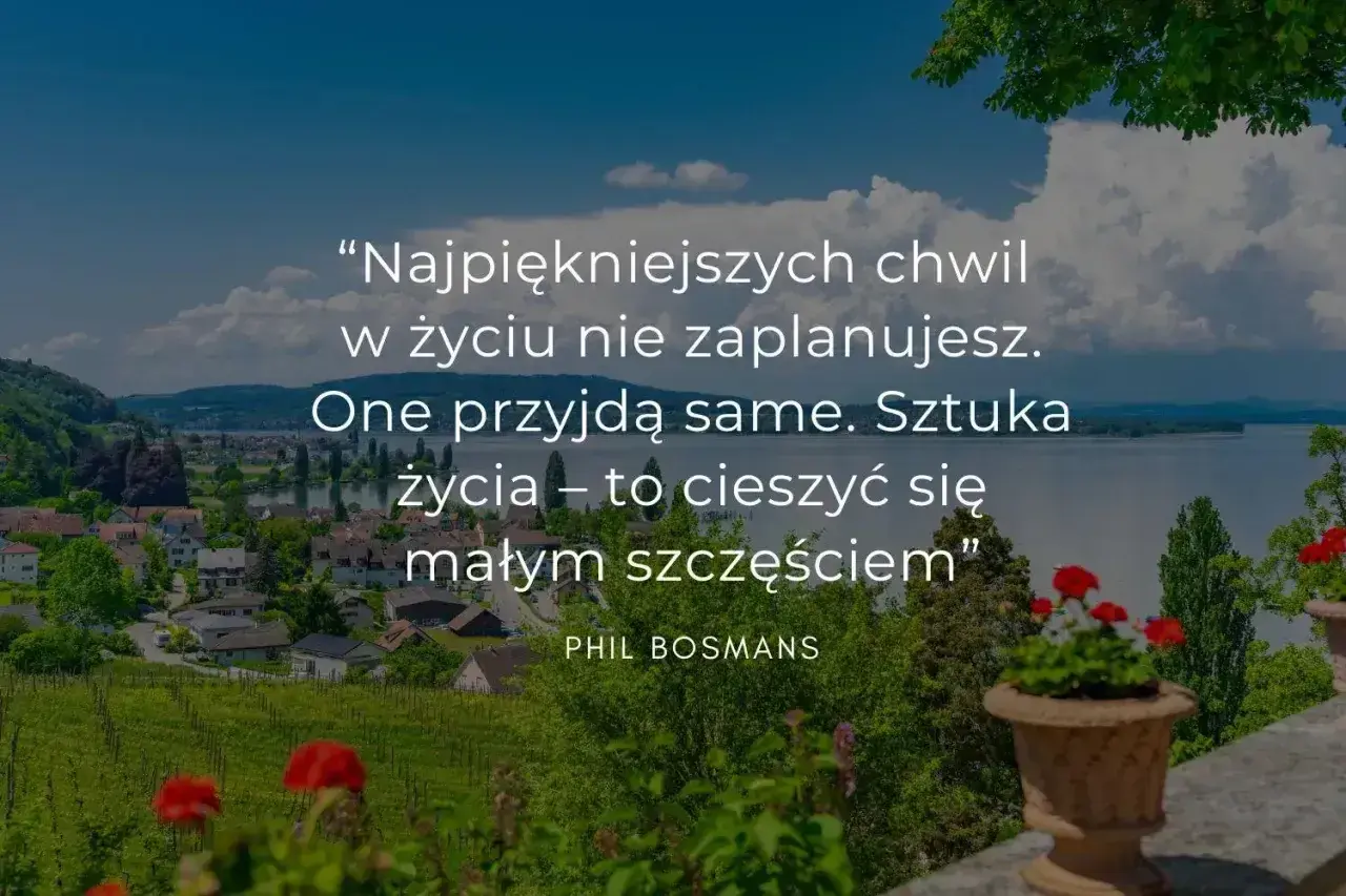 Piękny krajobraz z jeziorem i miasteczkiem, na którym widnieją mądre cytaty krótkie o cieszeniu się małymi szczęściami.