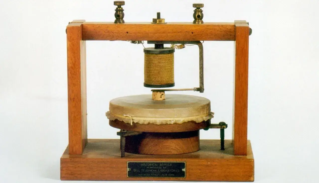 Historyczny aparat, który pokazuje, kto wynalazł telefon. Replika z Bell Telephone Laboratories.