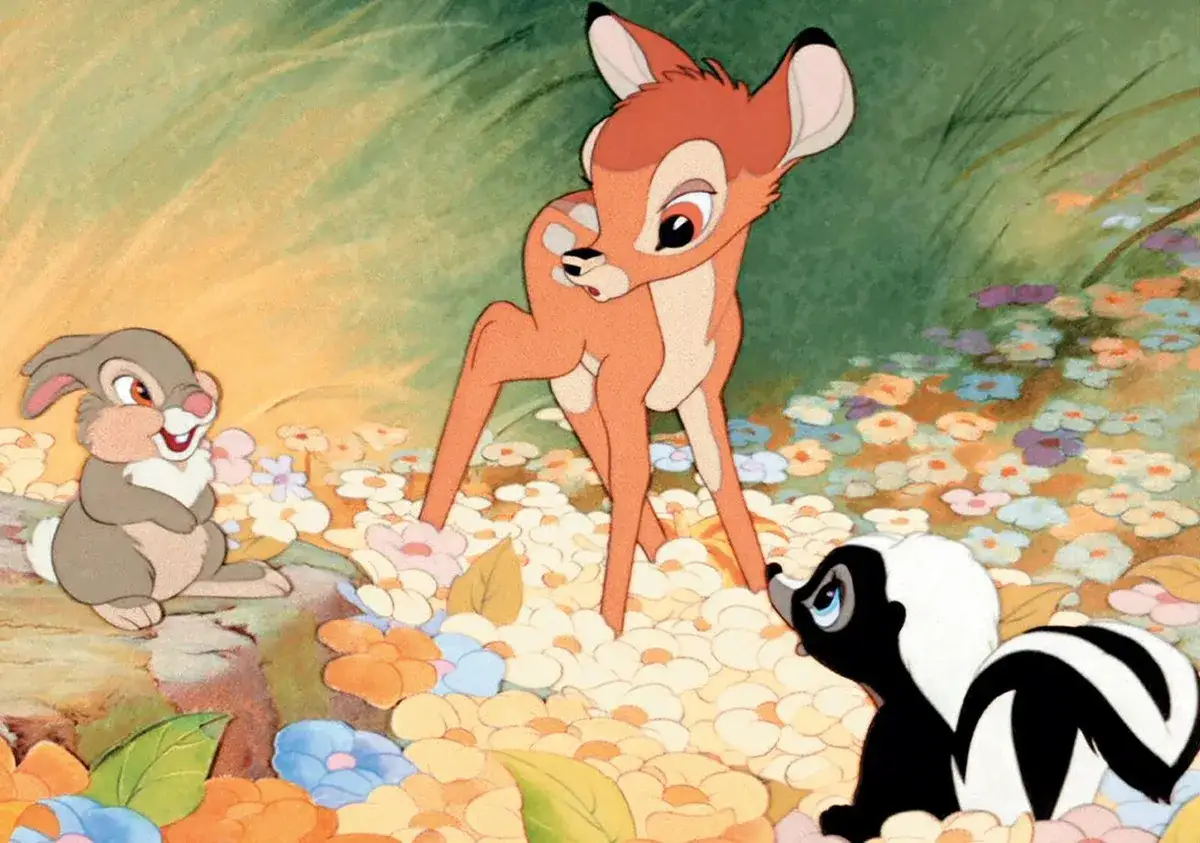 Bambi, zając i skunks w kwiecistej łące. Klasyczna bajka Disneya.