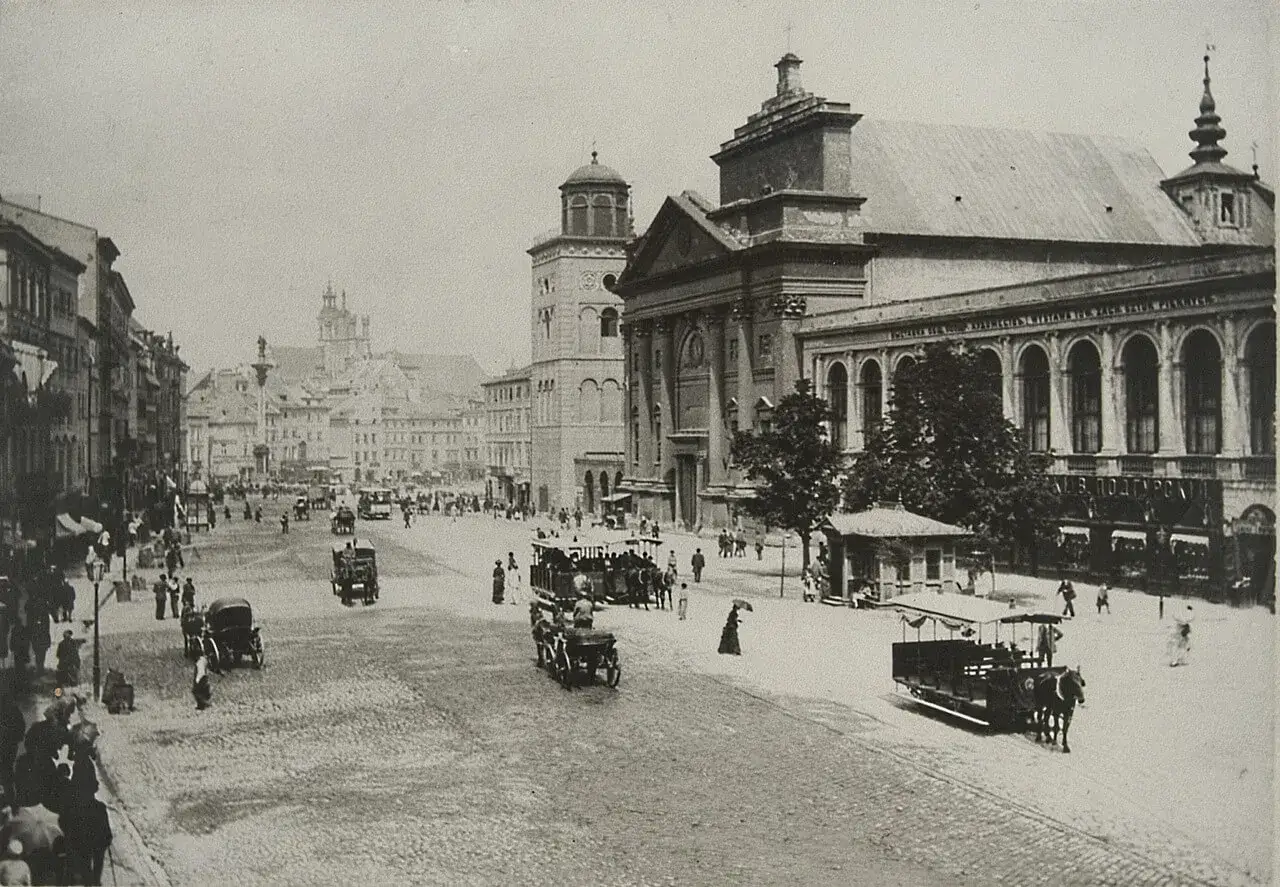 Warszawa, Plac Zamkowy. Widać dorożki, tramwaj konny i ludzi. To jakby lalka czas akcji, zatrzymana w kadrze.