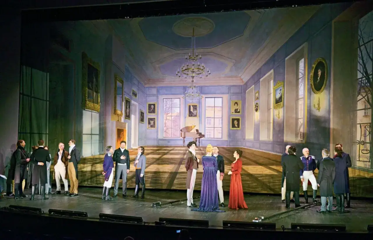 Scena teatralna z ludźmi w strojach z epoki, interpretacja cytatu