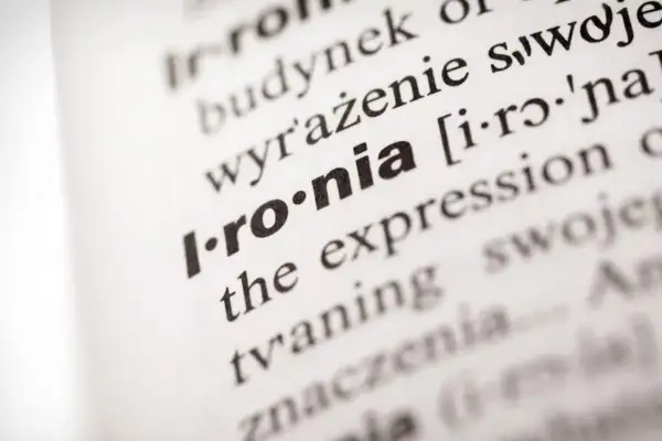 Słownikowa definicja słowa "ironia" z podaną wymową i angielskim tłumaczeniem. Tren 9 interpretacja.