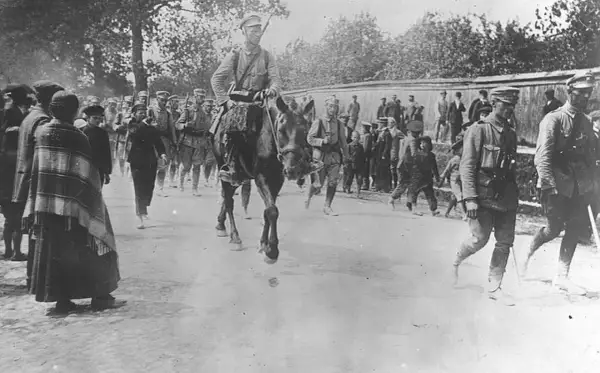Koniec marszu. Ułani i piechota z Legionów Polskich wkraczają do miasta.